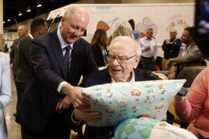 Berkshire Hathaway Reports Significant Q4 Operating Earnings Decline Amid Leadership Transition, Insurance Weakness