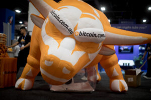 Bitcoin Stages Resilient Rebound Amidst Geopolitical Tensions, Diversification Debate Intensifies