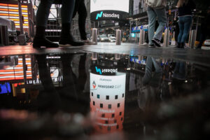 Dividend Stocks Close Earnings Gap with Tech, Offer Stability Amid Escalating Geopolitical Volatility