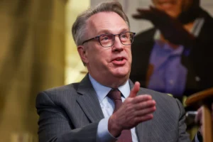 New York Fed President John Williams Cites Five Key Indicators for Peak Inflation, Signals Steady Rates Amidst Market Hike Expectations